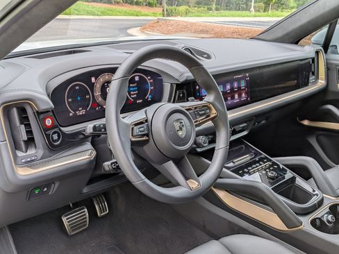 Certified 2026 Porsche Cayenne Turbo AWD/4WD image 4