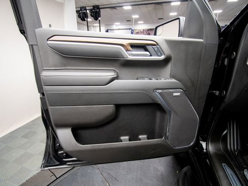 Used 2025 Chevrolet Silverado 1500 LT Trail Boss w/ Convenience Package II AWD/4WD image 32