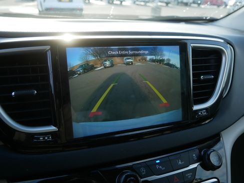 Used 2023 Chrysler Pacifica Touring-L image 32