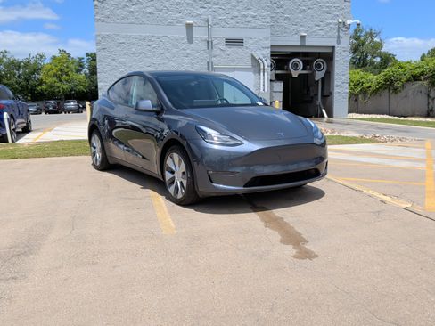 Used 2023 Tesla Model Y Long Range AWD/4WD image 2