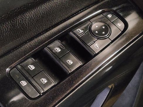 Used 2022 Nissan Pathfinder S image 27