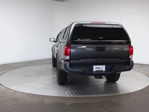 Used 2017 Toyota Tacoma TRD Off-Road w/ Premium & Technology Package AWD/4WD image 7