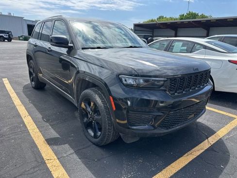 Used 2023 Jeep Grand Cherokee Altitude AWD/4WD image 2