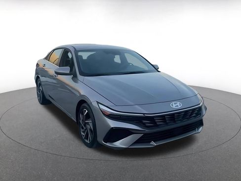 Used 2025 Hyundai Elantra SEL image 3