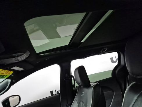 Used 2025 Chrysler Pacifica Limited image 21