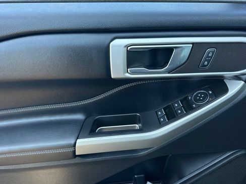 Used 2022 Ford Explorer XLT AWD/4WD image 11