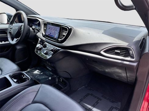 Used 2025 Chrysler Pacifica Select FWD image 30