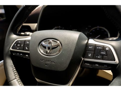 Used 2022 Toyota Highlander XLE FWD image 30