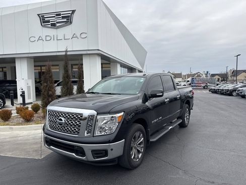 Used 2019 Nissan Titan SV w/ SV Convenience Package image 1