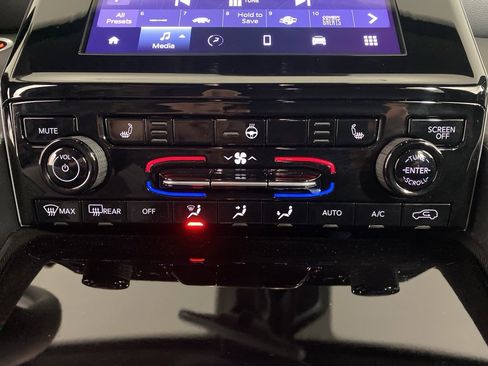 Used 2025 Jeep Grand Cherokee Laredo X w/ Luxury Tech Group I image 6