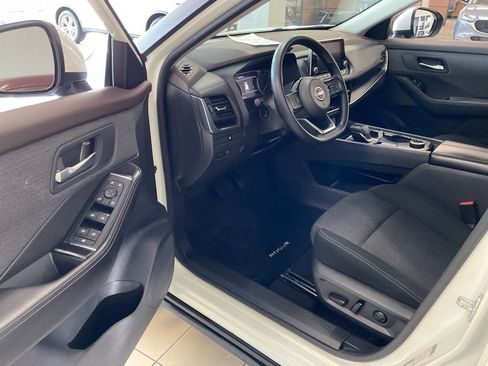 Used 2023 Nissan Rogue SV image 10