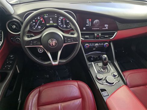 Used 2019 Alfa Romeo Giulia image 14