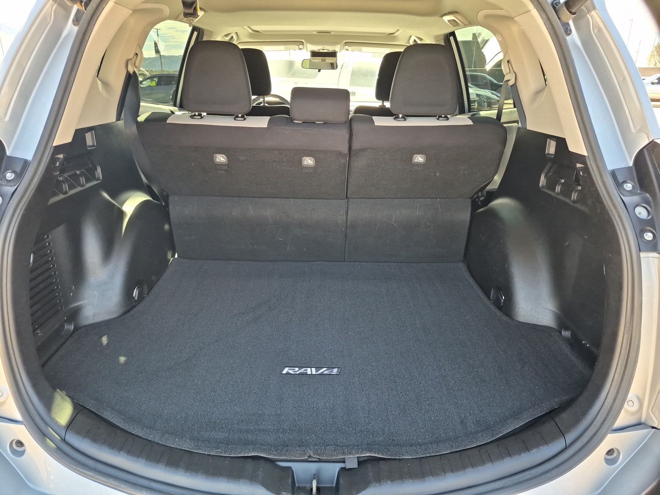 Used 2018 Toyota RAV4 XLE AWD/4WD image 32