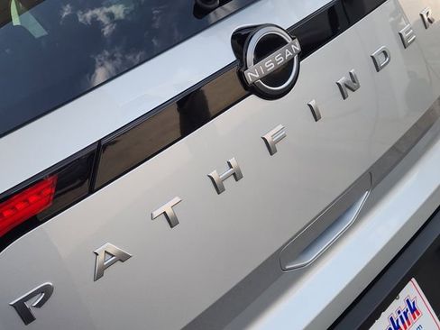 Used 2025 Nissan Pathfinder S FWD image 8