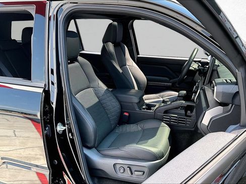 Certified 2025 Toyota 4Runner TRD Off-Road Premium AWD/4WD image 32