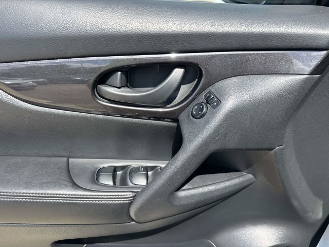 Used 2019 Nissan Rogue S FWD image 25