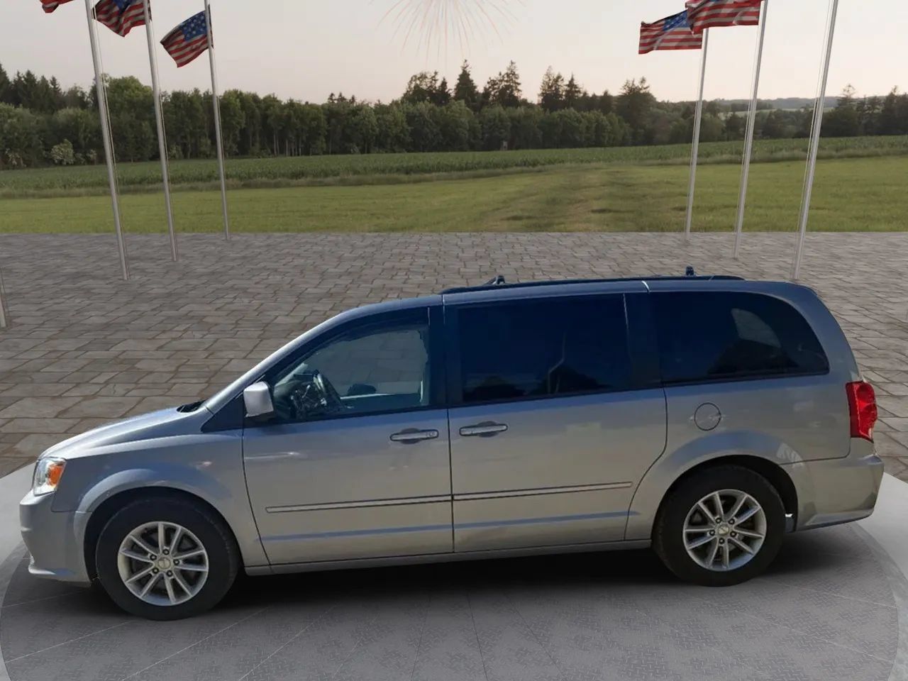 Used 2016 Dodge Grand Caravan SXT w/ UConnect Hands-Free Group FWD image 2