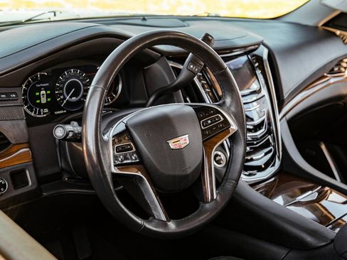 Used 2018 Cadillac Escalade Luxury image 13