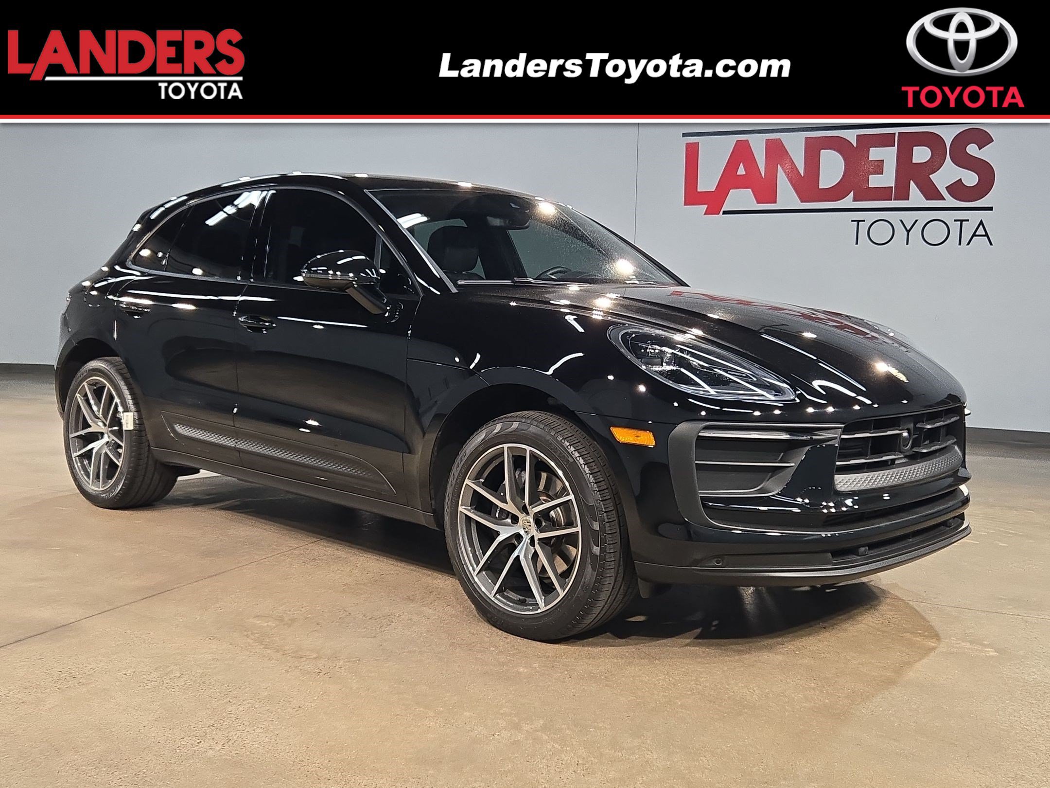 Used 2024 Porsche Macan AWD/4WD image 1