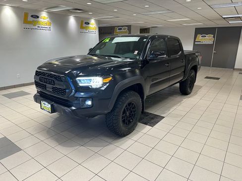 Used 2019 Toyota Tacoma TRD Off-Road AWD/4WD image 2