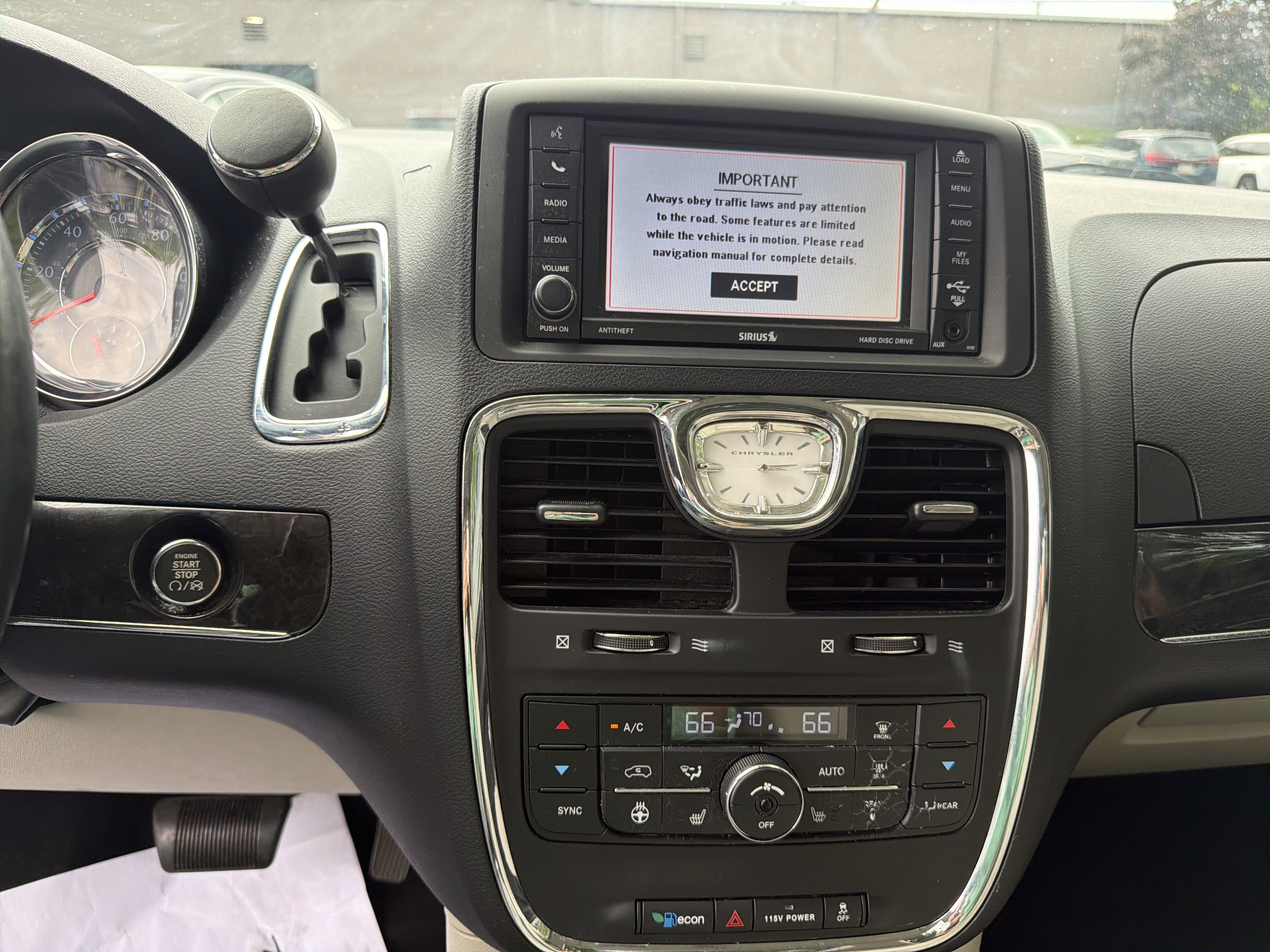 Used 2014 Chrysler Town & Country Touring-L w/ Driver Convenience Group FWD image 19