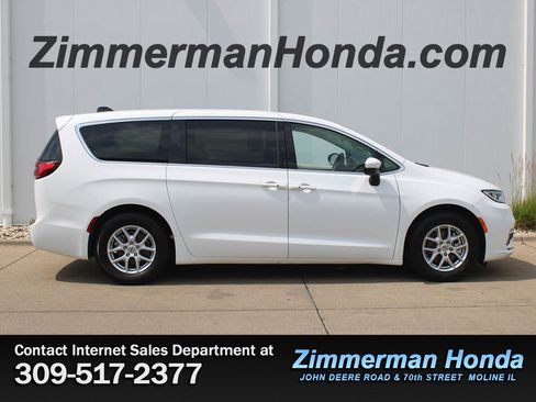 Used 2023 Chrysler Pacifica Touring-L FWD image 1