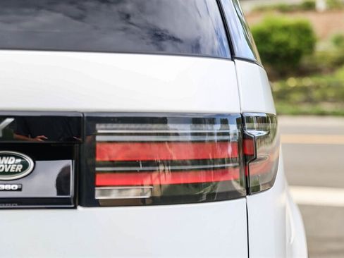 Used 2023 Land Rover Discovery HSE R-Dynamic AWD/4WD image 16