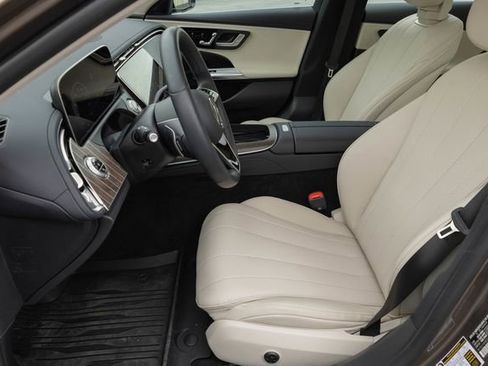 Used 2025 Mercedes-Benz E 350 4MATIC Sedan image 15