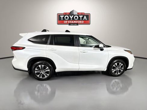 Used 2023 Toyota Highlander XLE AWD/4WD image 8
