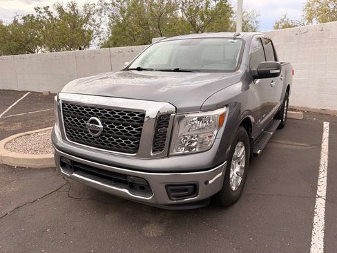 Used 2018 Nissan Titan SV w/ SV Convenience Package RWD image 2