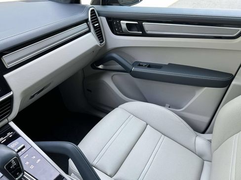 Certified 2022 Porsche Cayenne Turbo AWD/4WD image 29