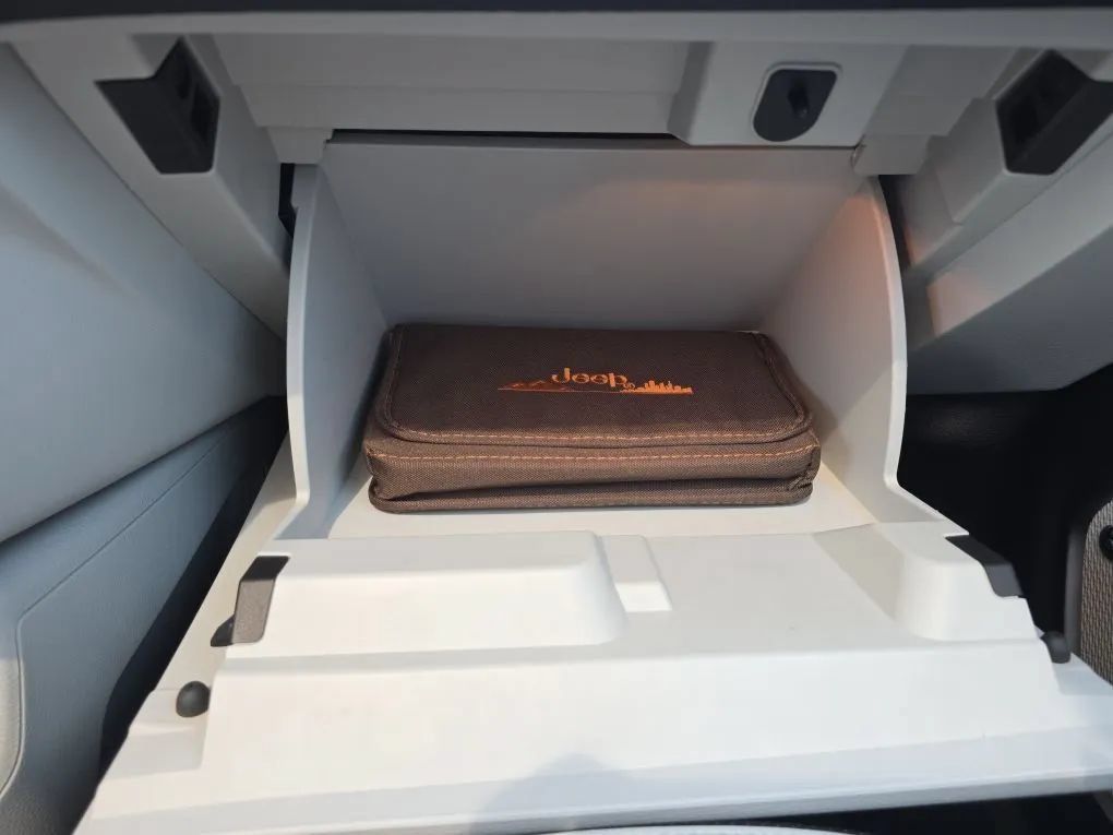 Used 2018 Jeep Renegade Limited w/ UConnect 8.4 Nav Group FWD image 38