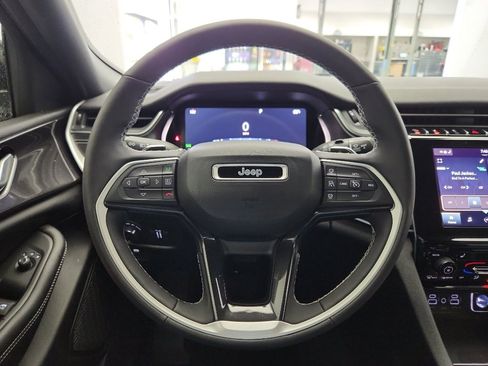Used 2023 Jeep Grand Cherokee Altitude RWD image 11