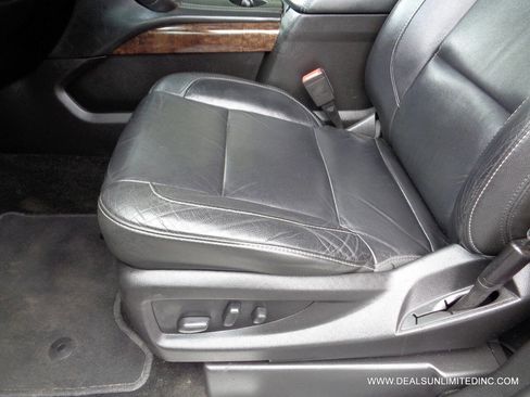 Used 2018 Chevrolet Suburban LT image 8