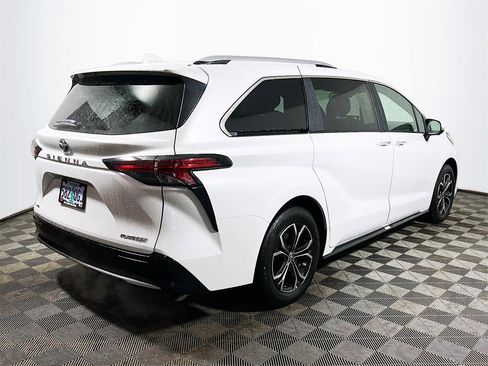 Certified 2025 Toyota Sienna Platinum image 8