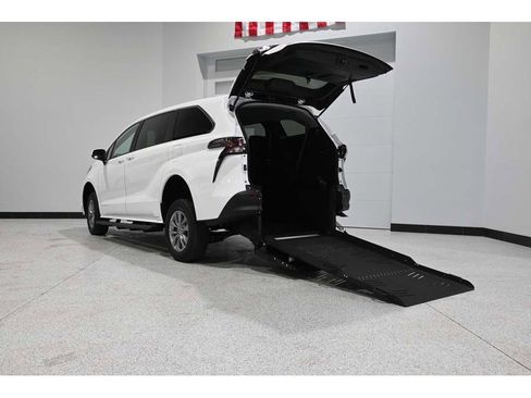 New 2025 Toyota Sienna LE FWD image 2