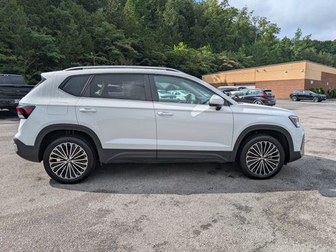 Used 2025 Volkswagen Taos SE w/ Panoramic Sunroof Package FWD image 10
