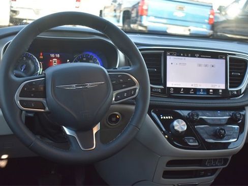 Used 2022 Chrysler Pacifica Touring-L image 19