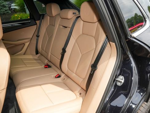 Certified 2026 Porsche Macan AWD/4WD image 34