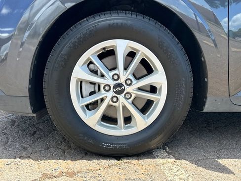 Used 2022 Kia Carnival LX FWD image 12