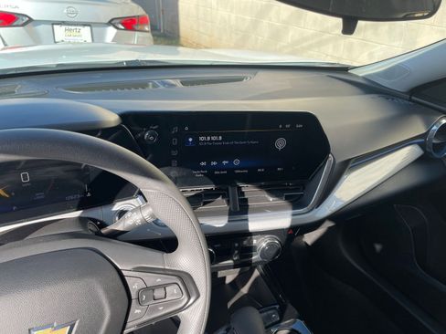 Used 2025 Chevrolet Trax LT image 17