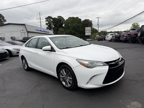 Used 2015 Toyota Camry SE FWD image 3