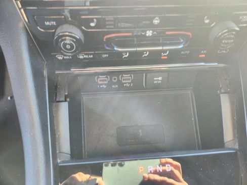 Used 2023 Jeep Grand Cherokee L Laredo image 10