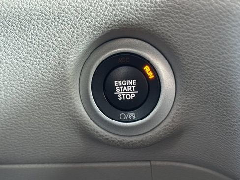 Used 2022 Chrysler Pacifica Touring-L w/ Uconnect Theater Family Group FWD image 35