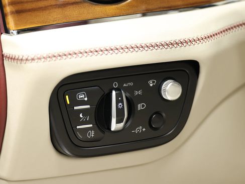 Used 2020 Bentley Bentayga Plug-In Hybrid image 24