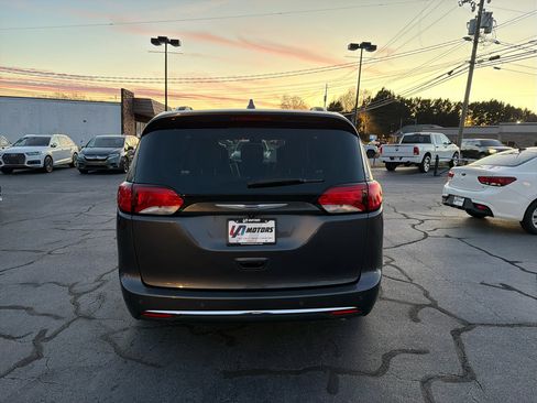 Used 2017 Chrysler Pacifica Limited w/ UConnect Theater Package image 4