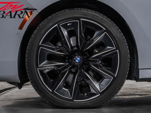 Used 2023 BMW 760i xDrive image 17