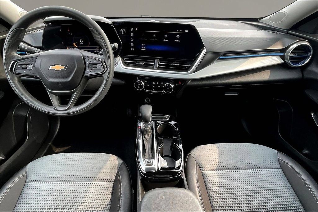 Used 2024 Chevrolet Trax LT FWD image 7