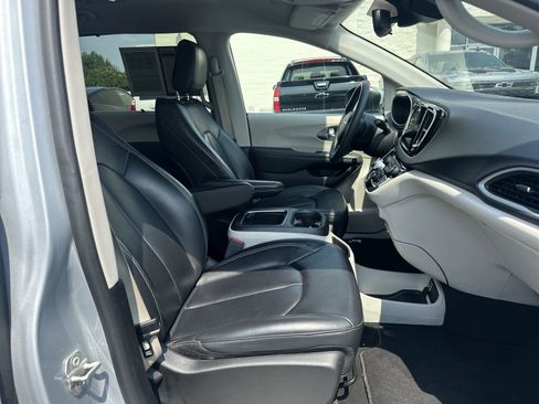 Used 2023 Chrysler Pacifica Touring-L FWD image 22