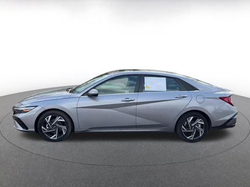 Used 2025 Hyundai Elantra SEL image 9